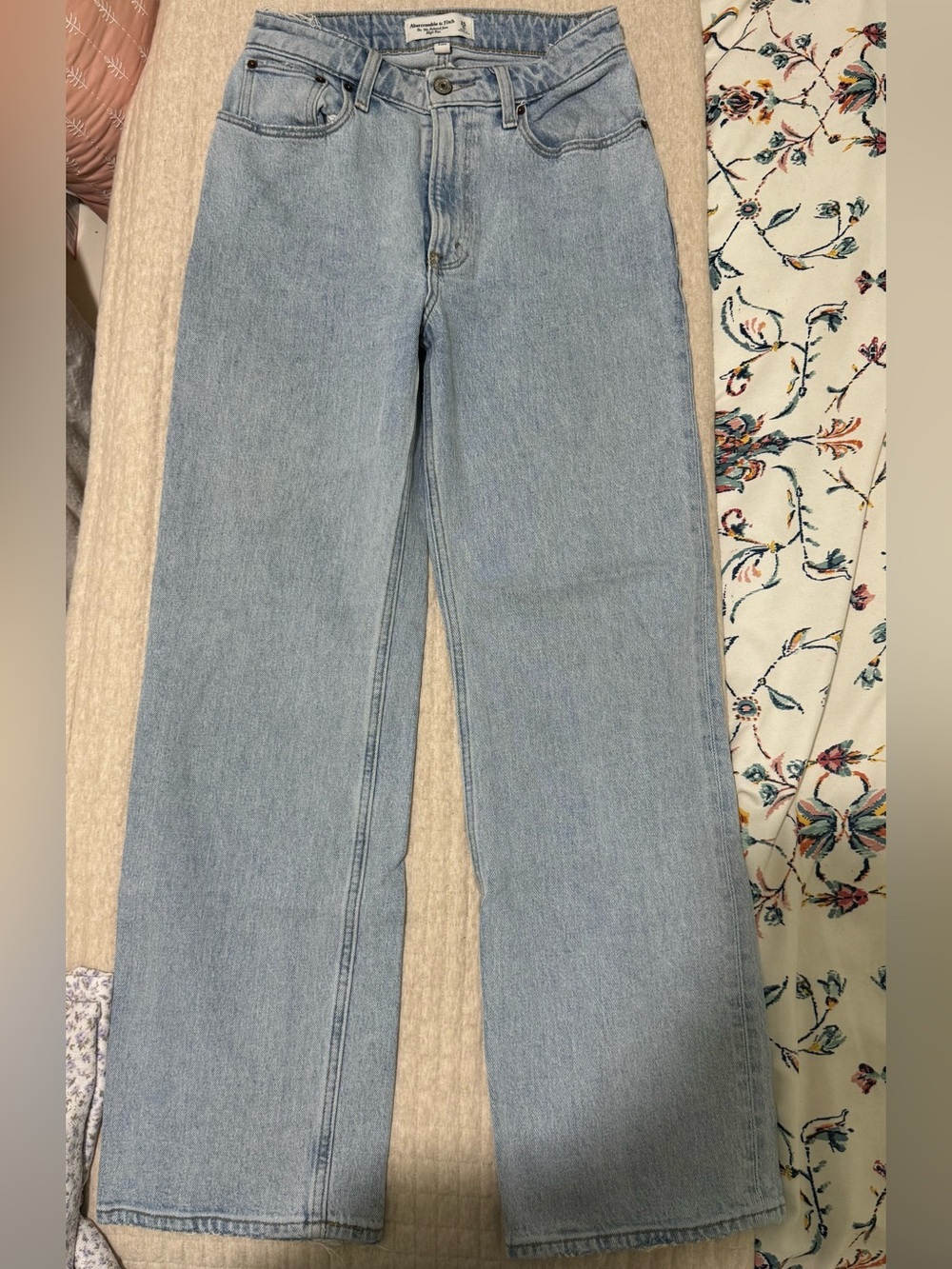 Abercrombie & Fitch Curve Love High Rise 90s
Relaxed Jean in Light 25 Short